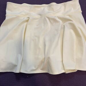 Aritizia TNA large tennis skirt.